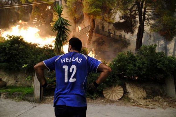 Φωτιές – Χωρίς ρεύμα 17.000 νοικοκυριά σε Αττική και Βόρεια Εύβοια