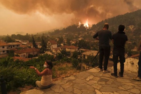 Φωτιές – Η βιβλική καταστροφή της Εύβοιας στους «New York Times» – Το συγκλονιστικό εικαστικό πρωτοσέλιδο