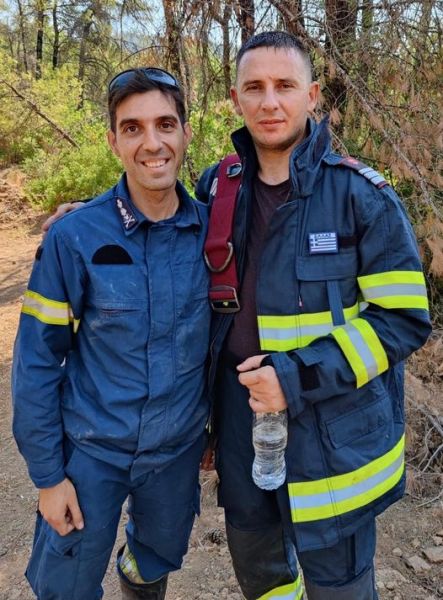 Φωτιές – Έλληνας πυροσβέστης έδωσε τη γαλανόλευκη σε ρουμάνο συνάδελφό του