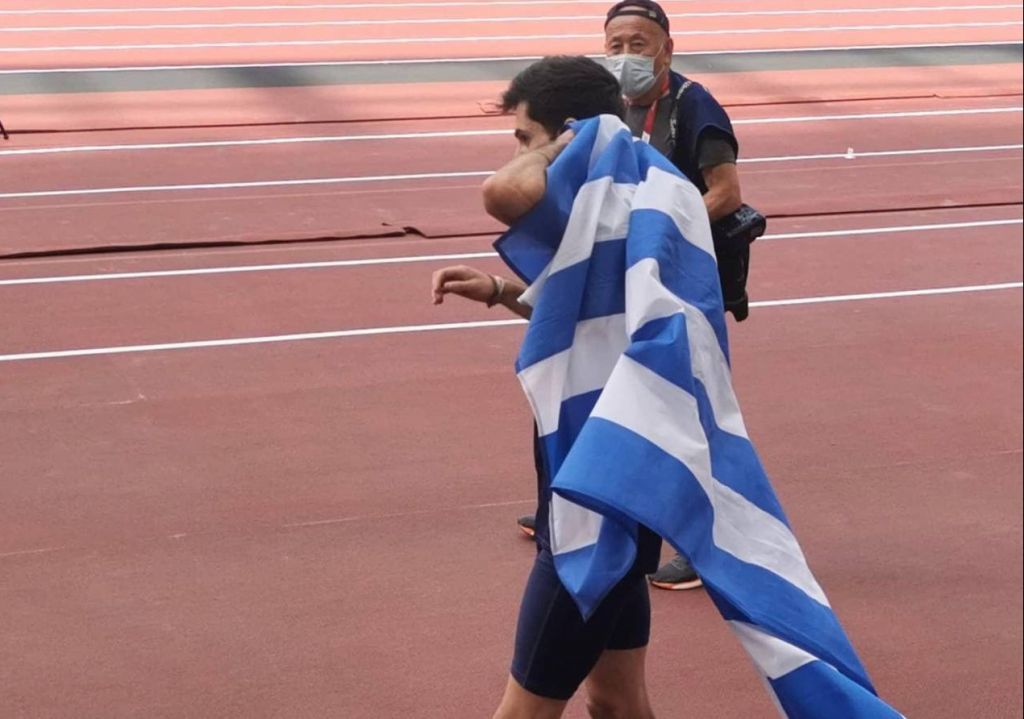 O Τεντόγλου πανηγύρισε με Ζορμπά και με την ελληνική σημαία