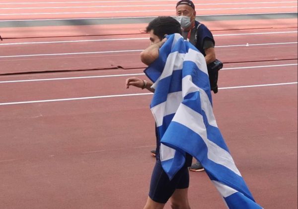 O Τεντόγλου πανηγύρισε με Ζορμπά και με την ελληνική σημαία