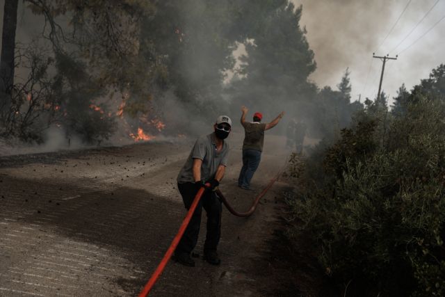 Φωτιές – Γάλλοι πυροσβέστες περνούν από τη Γορτυνία και οι κάτοικοι τους χειροκροτούν