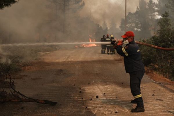 Φωτιά στη Γορτυνία – Αποχαιρέτησαν με… συρτάκι τους γάλλους πυροσβέστες
