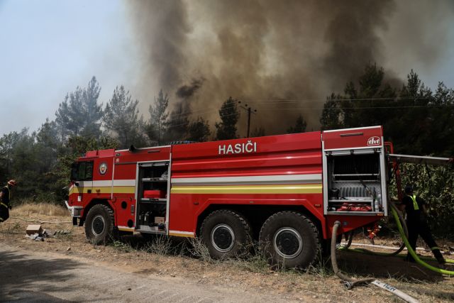 Μεγάλη φωτιά στη Μάνδρα – Επιχειρούν πέντε αεροσκάφη και δύο ελικόπτερα