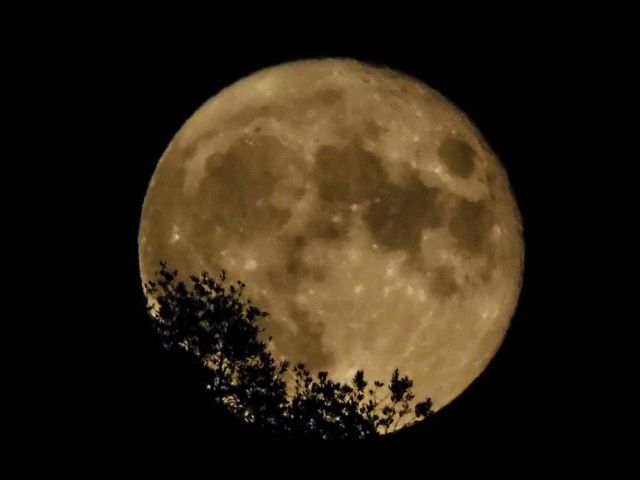 Είναι το αυγουστιάτικο φεγγάρι το πιο λαμπρό; Μύθοι που καταρρίπτονται