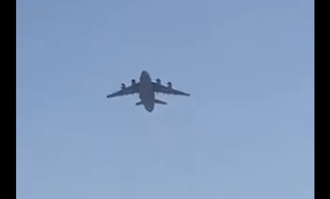 Καμπούλ – Αφγανοί πέφτουν στο κενό από αεροπλάνο που απογειώνεται – Σοκαριστικές εικόνες
