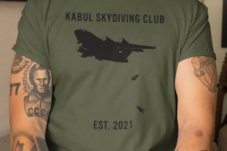 Αρρωστημένα μυαλά – Εφτιαξαν μπλουζάκια με την πτώση των απελπισμένων Αφγανών από αεροπλάνο