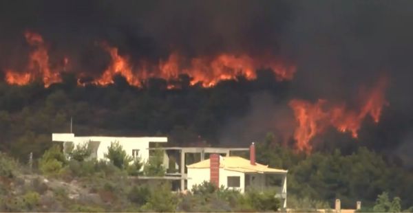 Φωτιά στην Κερατέα – Οι φλόγες απειλούν πάλι σπίτια – Ανησυχία για τον Εθνικό Δρυμό Σουνίου