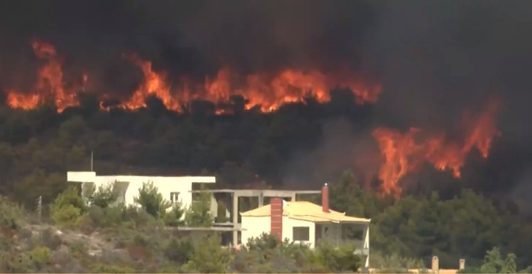 Φωτιά στην Κερατέα - Οι φλόγες απειλούν πάλι σπίτια - Ανησυχία για τον Εθνικό Δρυμό Σουνίου