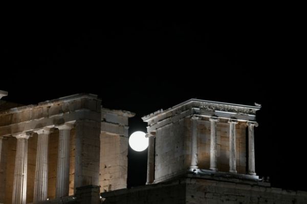 Μάγεψε η αυγουστιάτικη πανσέληνος – Εντυπωσιακά καρέ