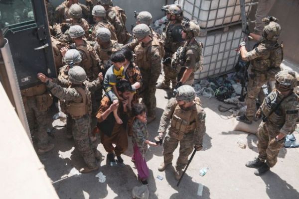 Αφγανιστάν – Συναγερμός στο αεροδρόμιο της Καμπούλ – Πυροβολισμοί με νεκρό
