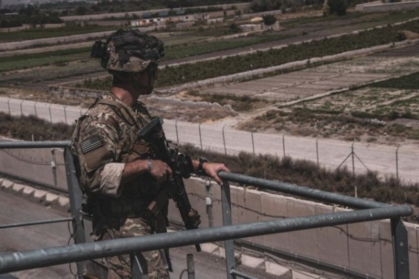 Αφγανιστάν – Με το βλέμμα στην προθεσμία της 31ης Αυγούστου – Χιλιάδες Αφγανοί παραμένουν στο αεροδρόμιο πιέζοντας τη Δύση