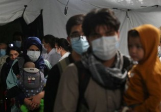 Αφγανιστάν – Εκατοντάδες εκτοπισμένες οικογένειες εκλιπαρούν για φαγητό και στέγη