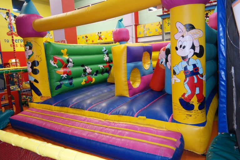 Μέτρα για τον κοροναϊό – Δείτε τι θα ισχύει από Δευτέρα για παιδότοπους, συνέδρια και εκθέσεις