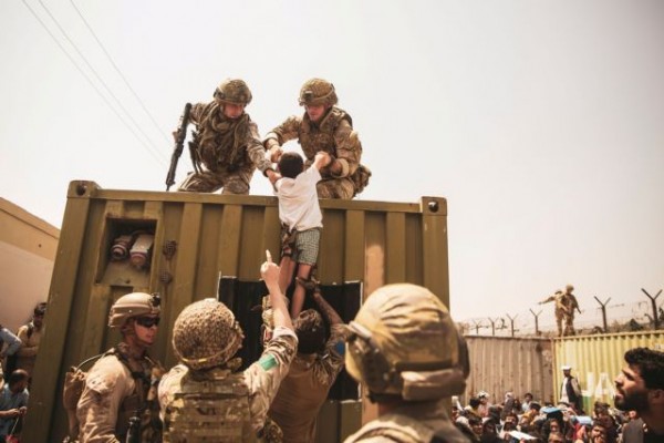 Ομολογία των Βρετανών – «Δεν καταφέραμε να βγάλουμε τους πάντες από το Αφγανιστάν»