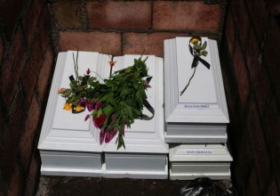 Προσποιούνταν τη φίλη των νεκρών και… έκλεβε κοσμήματα από τα φέρετρα