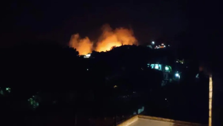 Φωτιά στην Κερατέα - Πέταξαν φωτοβολίδες στο δάσος και ξέσπασε πυρκαγιά
