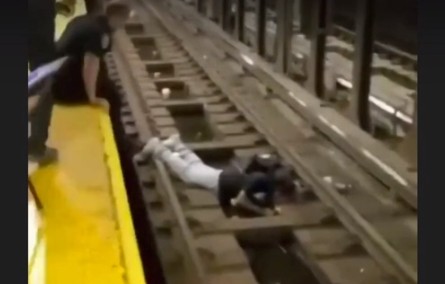 Νέα Υόρκη – Αστυνομικός «βούτηξε» στις ράγες του τρένου για να σώσει μια ζωή