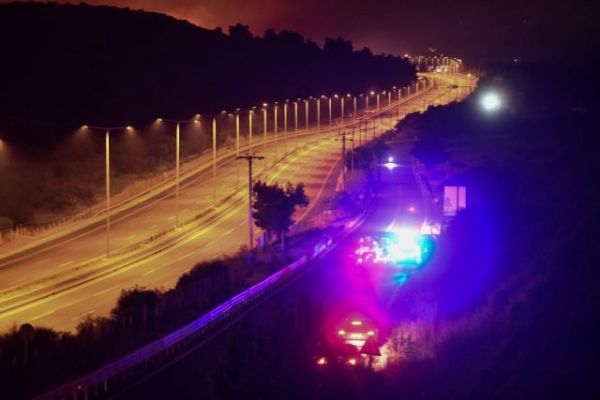 Φωτιά – Ποιοι δρόμοι είναι κλειστοί – Πού έχει αποκατασταθεί η κυκλοφορία