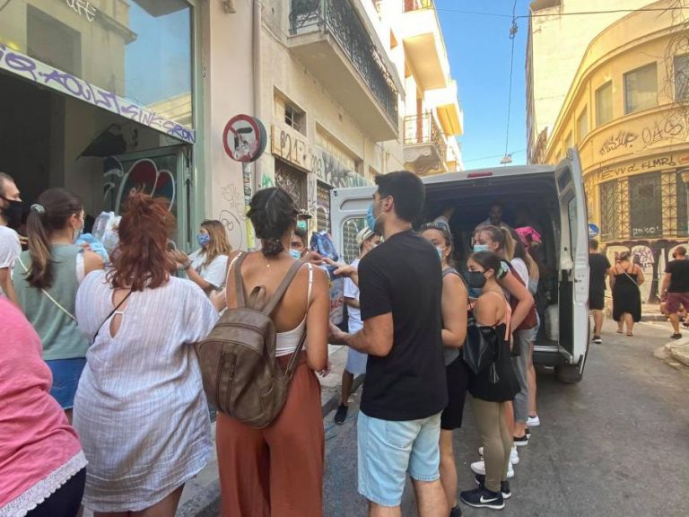 Η ανθρωπιά που αντιστέκεται στις φλόγες-Πράξεις αλληλεγγύης που συγκινούν