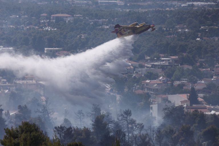 Φωτιές – Τι εμποδίζει τις ρίψεις των εναέριων μέσων – Πόσα καναντέρ διαθέτει η Ελλάδα