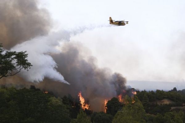 Ο αριθμός των αεροσκαφών που επιχειρούν στη φωτιά προκαλεί αντιπαράθεση ΣΥΡΙΖΑ – κυβέρνησης