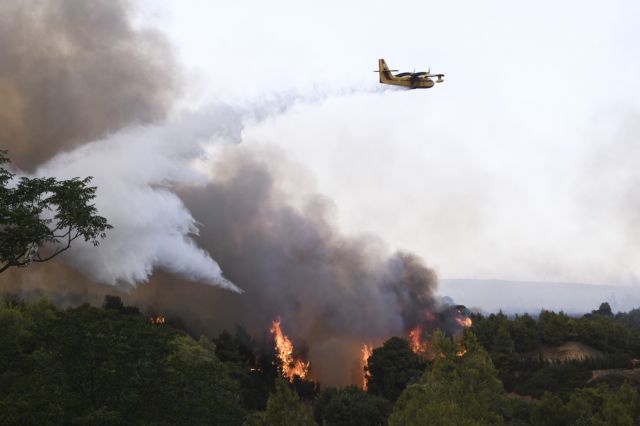 Ο αριθμός των αεροσκαφών που επιχειρούν στη φωτιά προκαλεί αντιπαράθεση ΣΥΡΙΖΑ - κυβέρνησης