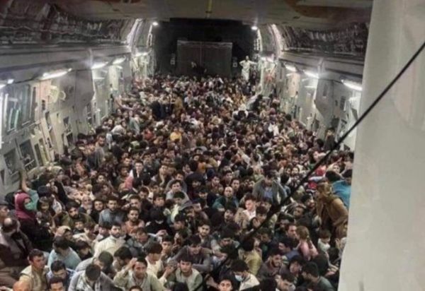 ΗΠΑ – 823 Αφγανούς μετέφερε το στρατιωτικό αεροσκάφος που έφυγε από την Καμπούλ
