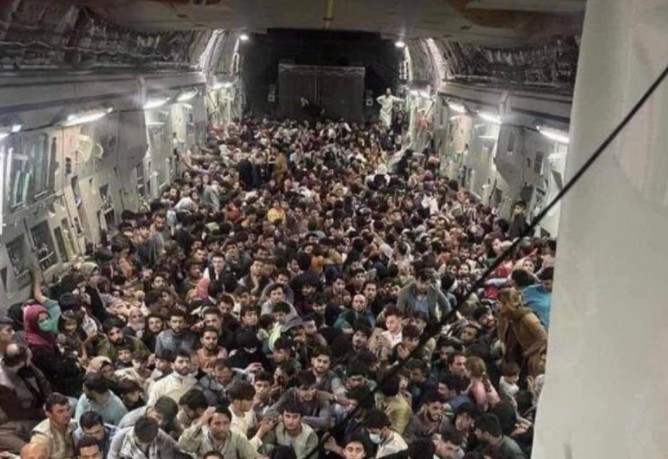 Αφγανιστάν - Συγκλονιστική εικόνα με 600 άνθρωπους στοιβαγμένους σε αεροσκάφος να προσπαθούν να φύγουν