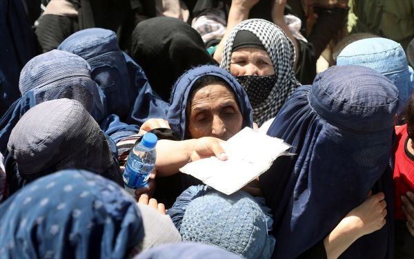 «Κανείς δε νοιάζεται για εμάς» – Το σπαρακτικό viral video με το κορίτσι από το Αφγανιστάν που κλαίει