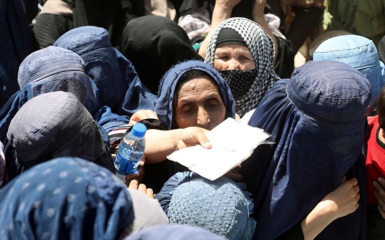 «Κανείς δε νοιάζεται για εμάς» – Το σπαρακτικό viral video με το κορίτσι από το Αφγανιστάν που κλαίει