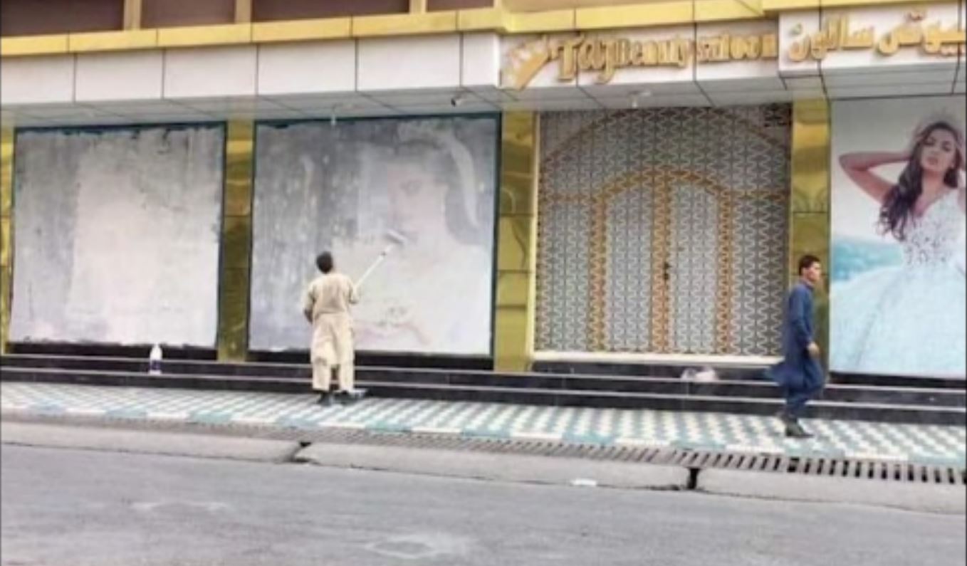 Αφγανιστάν - Δείτε Ταλιμπάν να «εξαφανίζουν» γυναίκες βάφοντας διαφημιστικές αφίσες στην Καμπούλ
