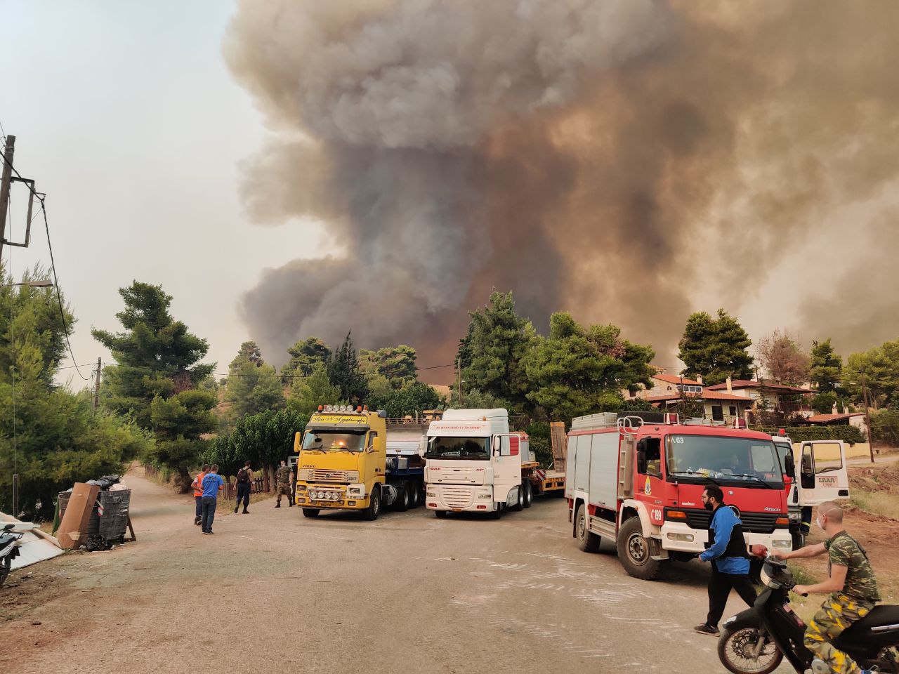 Φωτιές στην Αττική - «Χάνεται» η μάχη για τον Άγιο Στέφανο - Καίγεται ο οικισμός Ποντίων