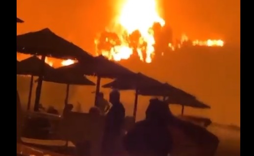 Απίστευτες εικόνες από την Αγία Άννα – Κάτοικοι περνούν το βράδυ στην παραλία – Βλέπουν τον τόπο τους να καίγεται