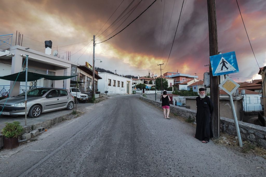 Φωτιά στην Εύβοια – Κραυγές αγωνίας από τους κατοίκους – Καταγγελίες για απουσία εναέριων μέσων