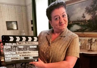 «Άγριες Μέλισσες» – Καλοκαιρινή και ανέμελη η «Αγορίτσα» δεν θυμίζει σε τίποτα τον εαυτό της στη σειρά