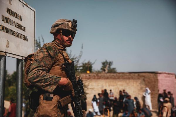Αφγανιστάν – Νεαρή Αφγανή εκλιπαρεί να φύγει από την Καμπούλ – Συγκλονιστικό βίντεο