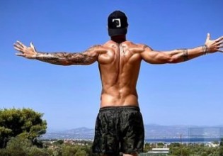 Άκης Πετρετζίκης – Δείχνει το σώμα του και το Instagram παραληρεί
