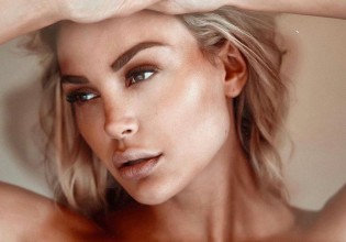 Αλεξάνδρα Παναγιώταρου – Σέξι πόζες στην πισίνα