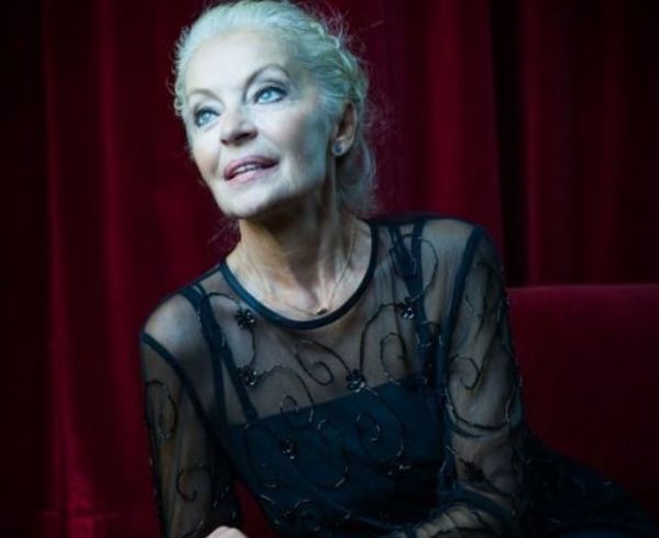 Μαρία Αλιφέρη – Εξηγεί τους λόγους που δεν εμβολιάστηκε