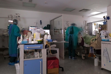 Κοροναϊός -  Στη ΜΕΘ του ΠΑΓΝΗ νοσηλεύεται ανεμβολίαστος γιατρός