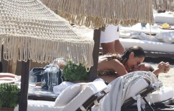 Δύο-δύο, στην ξαπλώστρα δυό-δυό – Παπαράτσι στη Μύκονο «τσάκωσαν» την Άννα Σαφρόντσικ σε πολύ προσωπικές στιγμές