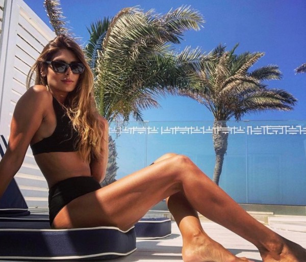 Ανθή Σαλαγκούδη – Ποζάρει με μαγιό μπροστά στο ηλιοβασίλεμα και κερδίζει τις εντυπώσεις