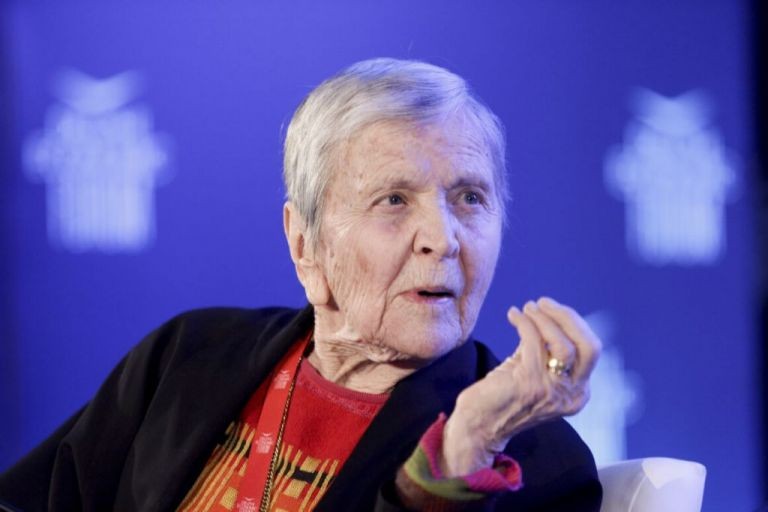 Ελένη Γλύκατζη-Αρβελέρ – Εμβολιαστείτε για να σώσουμε την ανθρωπιά και τον πολιτισμό μας