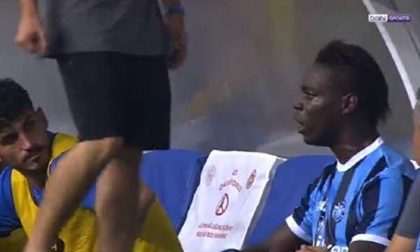 Έξαλλος Μπαλοτέλι – Έριξε μπουνιά σε πάγκο και συμπαίκτη εξαιτίας της αλλαγής του