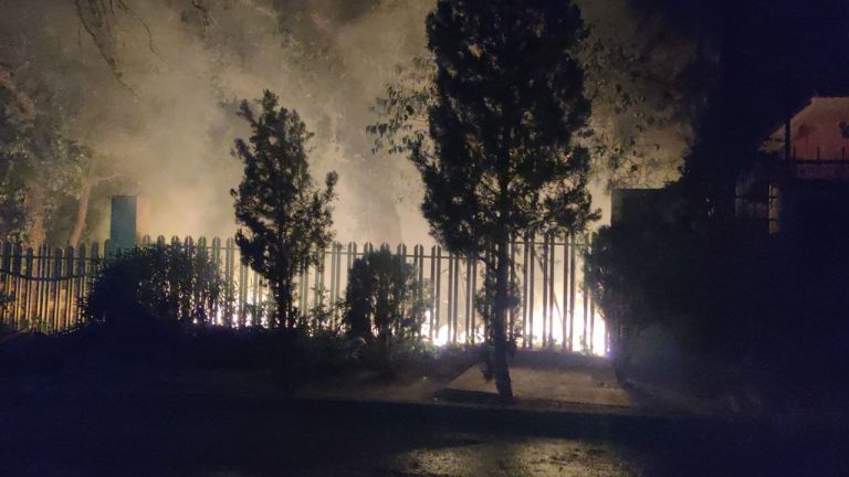 Θρακομακεδόνες – Άνιση και δύσκολη η μάχη με τις φλόγες στις αυλές των σπιτιών – Βρέχει καύτρες και στάχτη