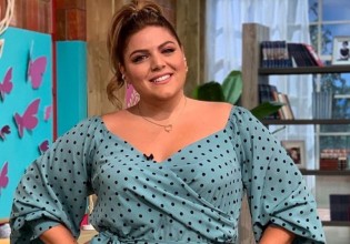 Δανάη Μπάρκα – Ποζάρει στο πλευρό του πανέμορφου νέου συνεργάτη της