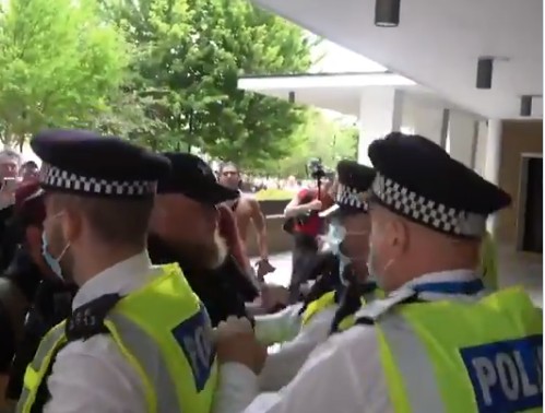 Λονδίνο – Αντιεμβολιαστές επιχείρησαν να εισβάλουν σε στούντιο του BBC