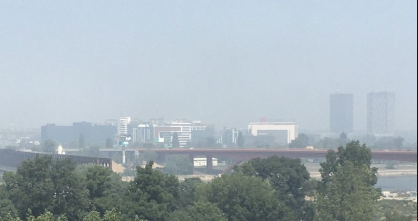 Βελιγράδι – Καπνός σκέπασε την πόλη – Εντολή στους κατοίκους να μείνουν στα σπίτια τους