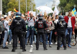 Μπαράζ διαδηλώσεων στη Γερμανία κατά των μέτρων για την πανδημία – Μαζικές προσαγωγές και συλλήψεις